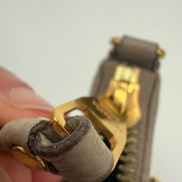 Louis Vuitton Easy Pouch on Strap in Turtle Dove - Picture 16 of 17